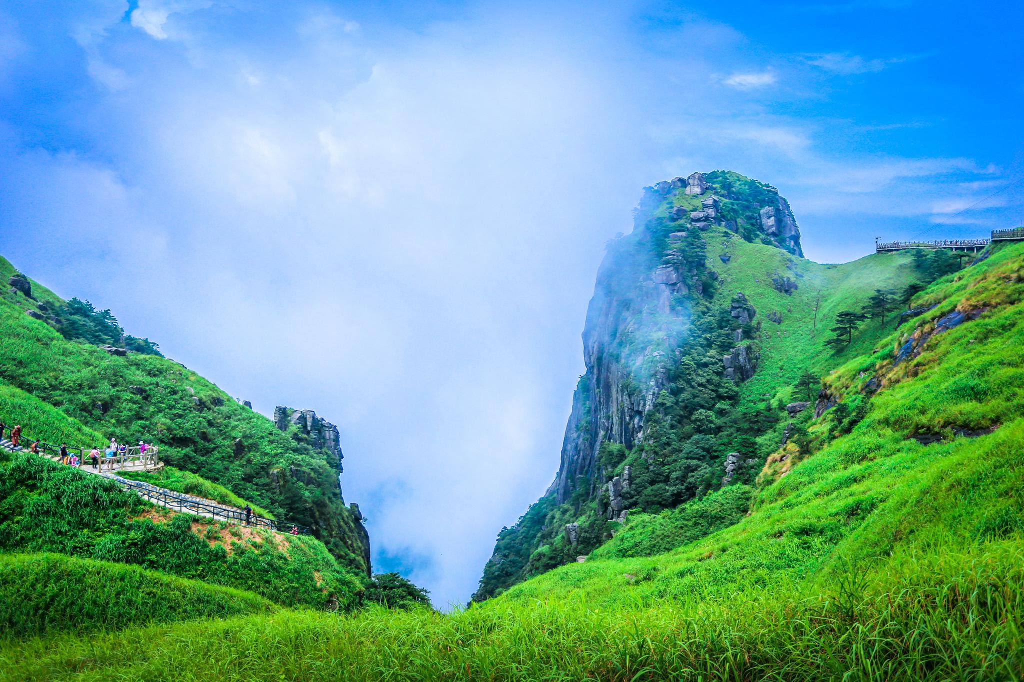 不少游客到江西武功山游玩,都被这里的云海弄得如痴如醉.