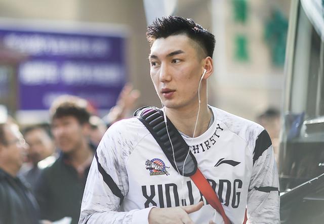 第四阶段比赛打响,可以看到上海男篮的出征名单,依然没有可兰白克的