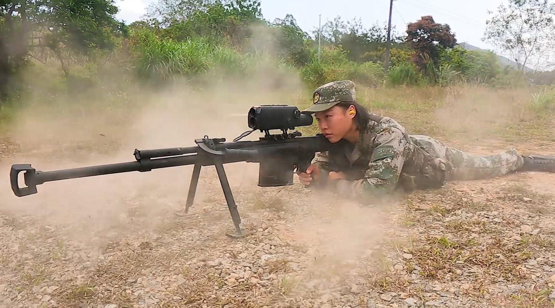 实拍驻港部队女兵挑战大口径狙击步枪 屏气凝神一击直中靶心