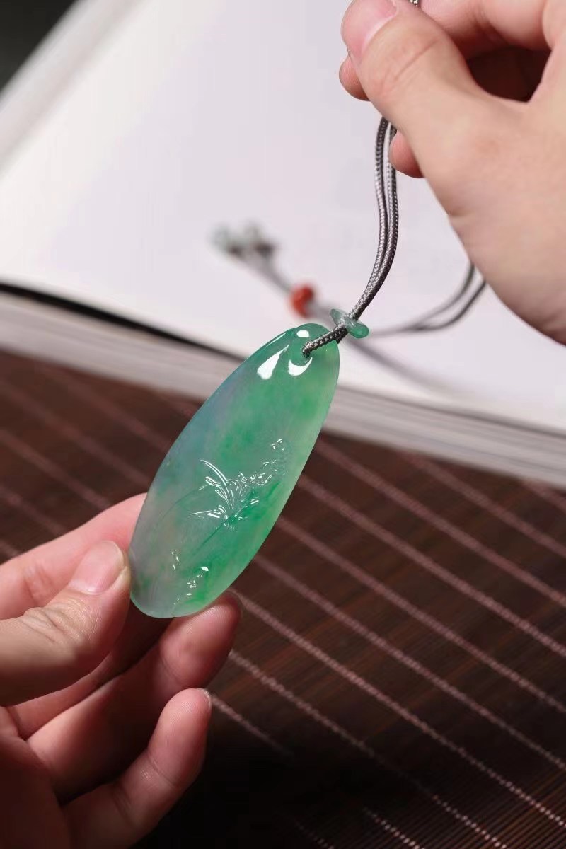 没有什么具体题材的随型翡翠挂件,有多少人会喜欢?