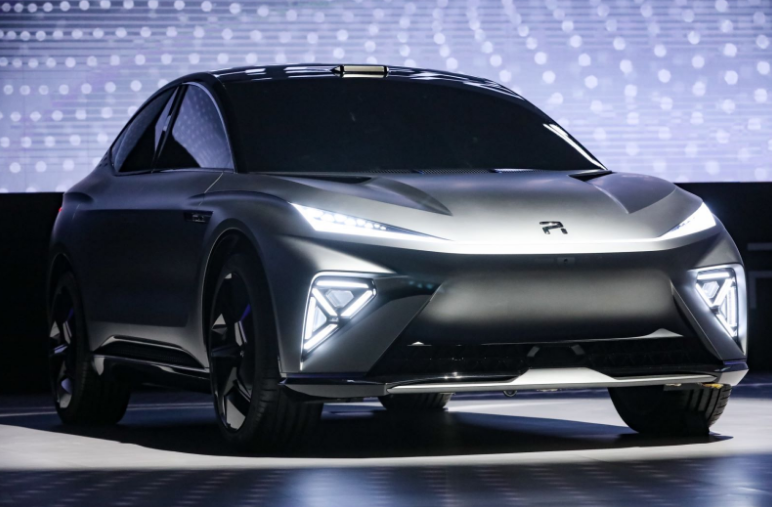 特斯拉被教做人?r汽车告诉你,这才是智能汽车该有的样子