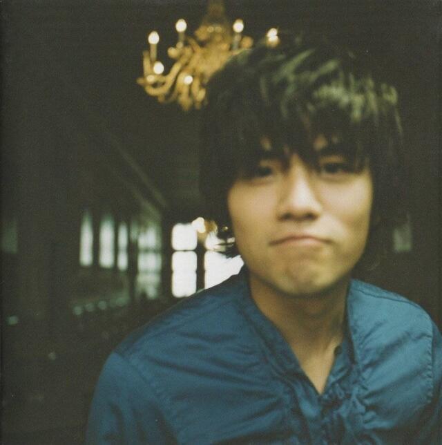 此前周杰伦每一次露面都带着络腮胡,还戴着黑色的毛线帽,两侧以及嘴的