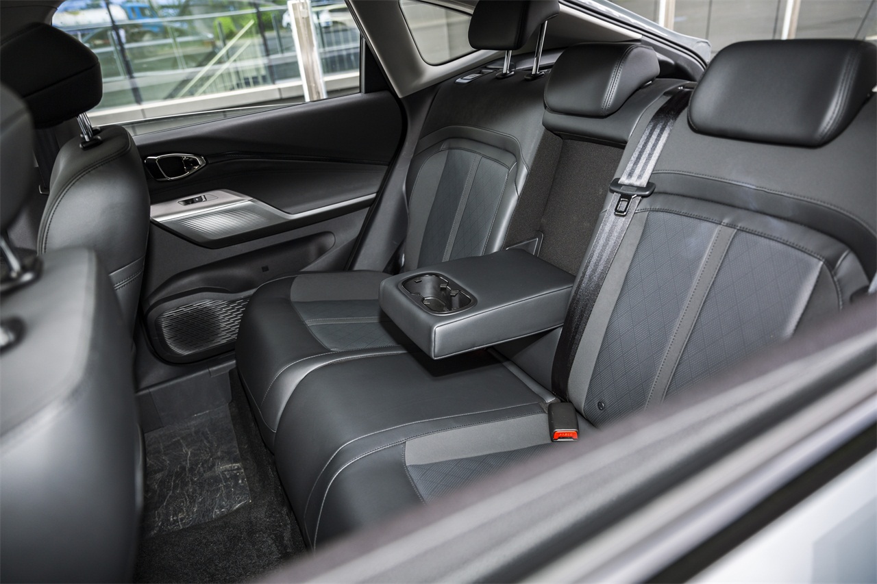 乘坐空间方面同样无需担心,新宝骏rc-5的长宽高数据分别为4650/1806