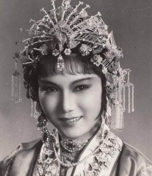 她与赵丽蓉,小白玉霜,新凤霞等同台演过戏.