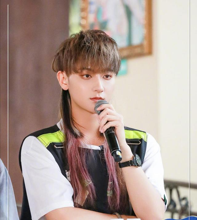 黄子韬红色长发绝美营业,搭配工装马甲小白t,时髦帅气有点可爱