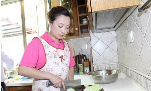 48岁保姆提出跟雇主搭伙过日子69岁大爷答应我的条件就过