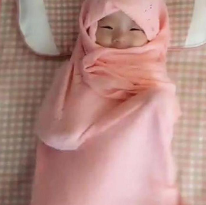 妹妹睡午觉把被子踢了哥哥怕妹妹冷裹成粽子网友萌化了