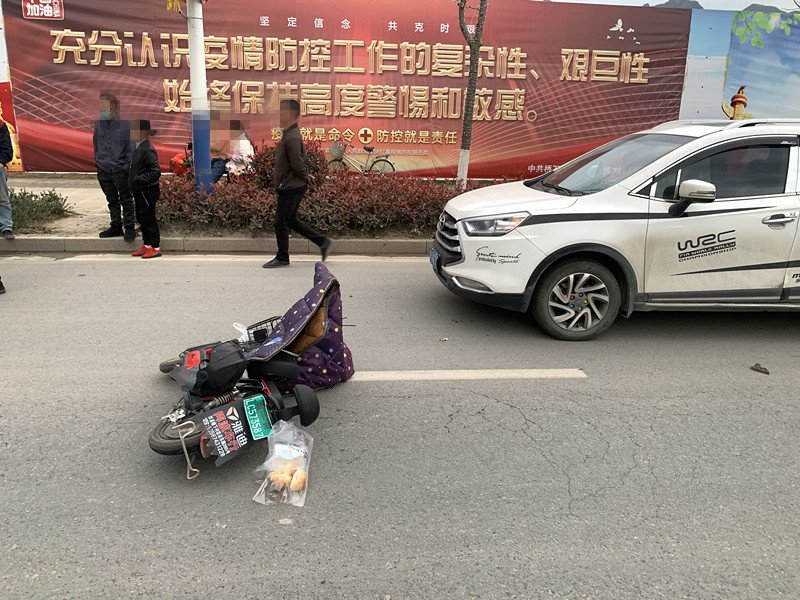 分心驾驶 直撞电瓶车 人受伤