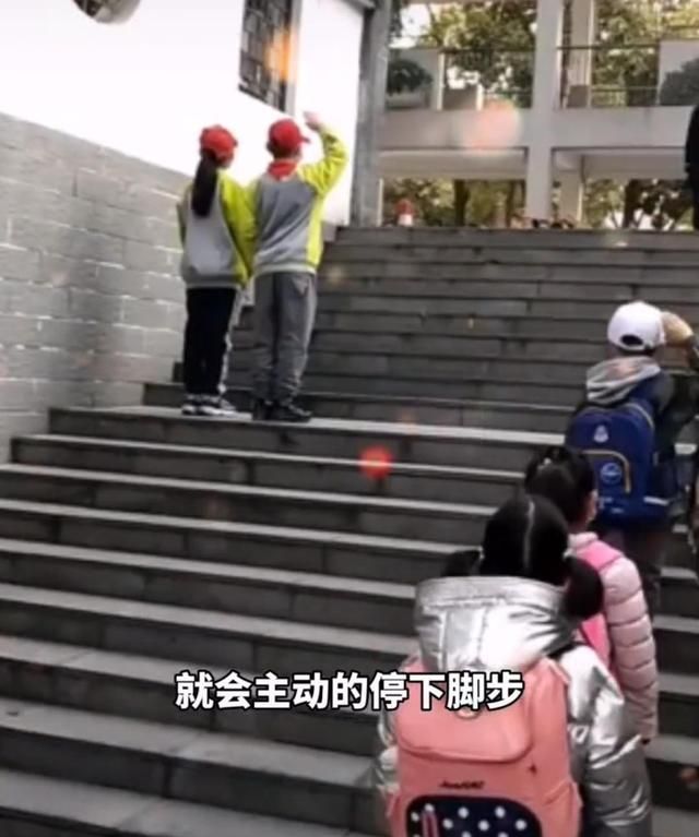 湖北宜昌一小学门口,学生听到国歌立正敬礼,“少年强则国强”休闲区蓝鸢梦想 - Www.slyday.coM 湖北宜昌一小学门口,学生听到国歌立正敬礼,“少年强则国强”休闲区蓝鸢梦想 - Www.slyday.coM