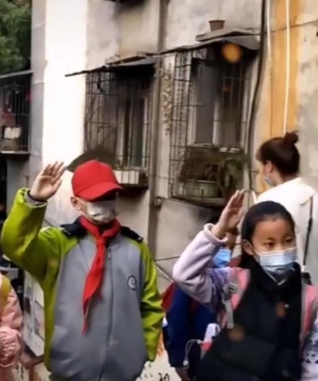 湖北宜昌一小学门口,学生听到国歌立正敬礼,“少年强则国强”休闲区蓝鸢梦想 - Www.slyday.coM 湖北宜昌一小学门口,学生听到国歌立正敬礼,“少年强则国强”休闲区蓝鸢梦想 - Www.slyday.coM