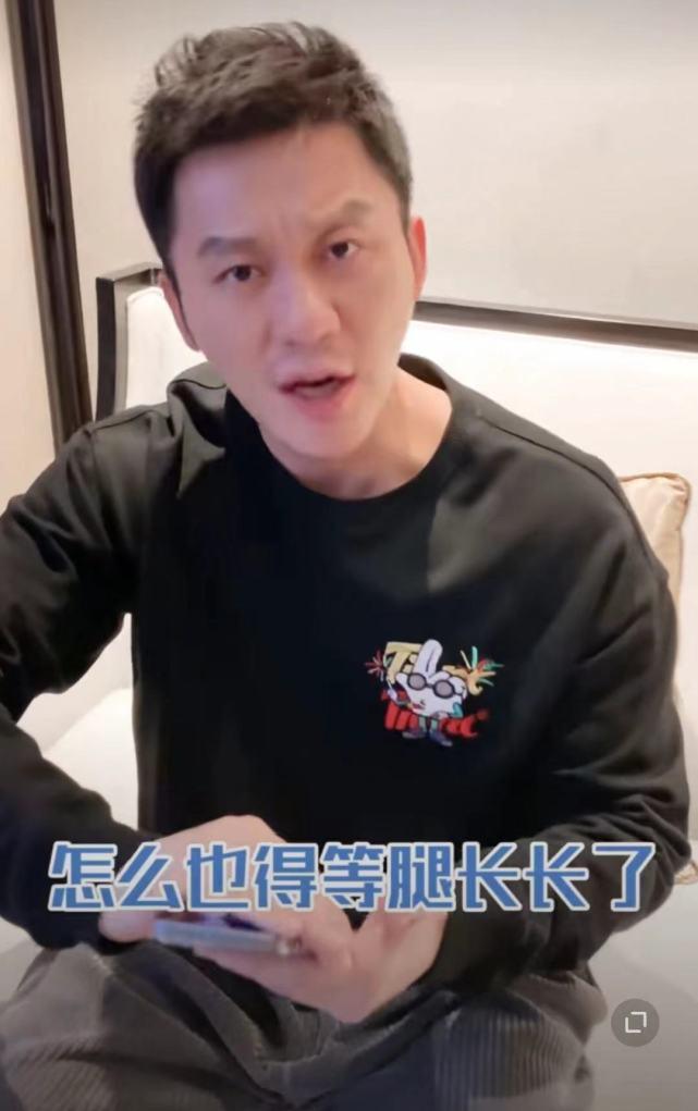 李晨官宣郑恺,也不忘调侃郑恺腿短,一本正经的说怎么也得等腿长长一点