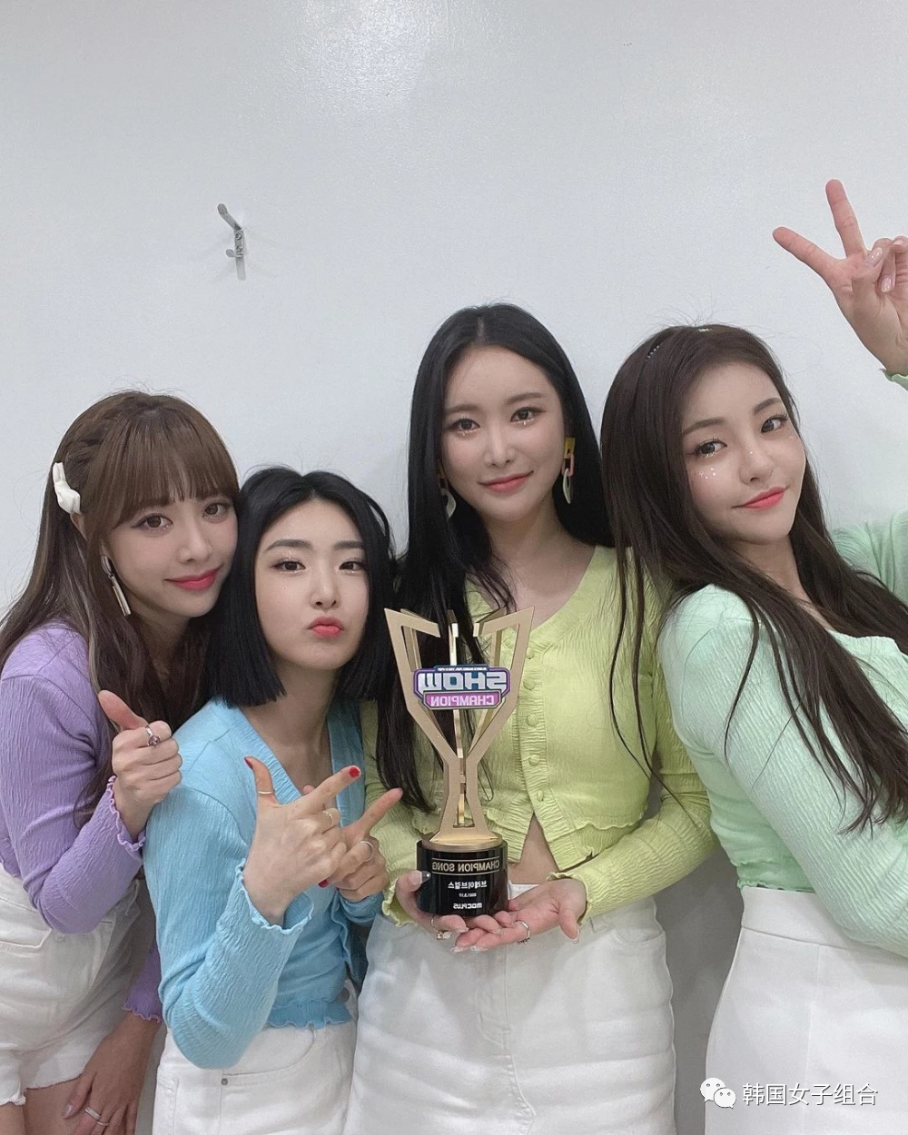 靠着现在的成绩女团成员们终于能换大宿舍了老板同意了