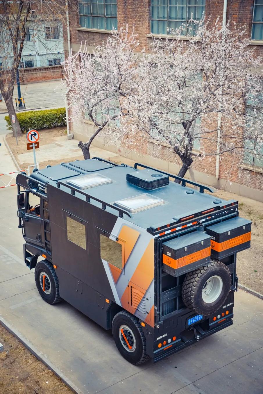 全时四驱三把锁,军工底盘,国产重型越野房车乾山h6700上市发布