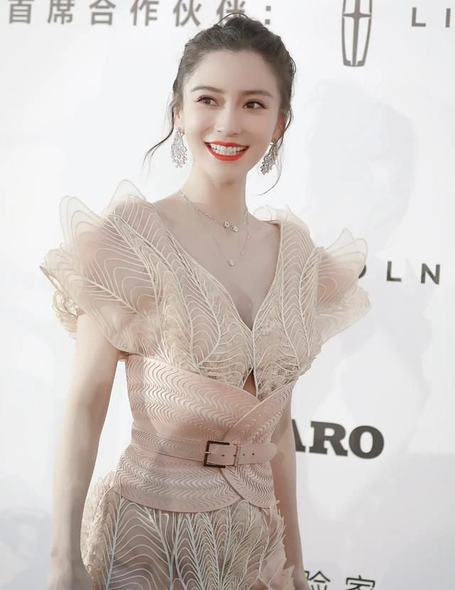 angelababy流动花瓣鱼尾裙惊艳红毯化身美人鱼网友太美了