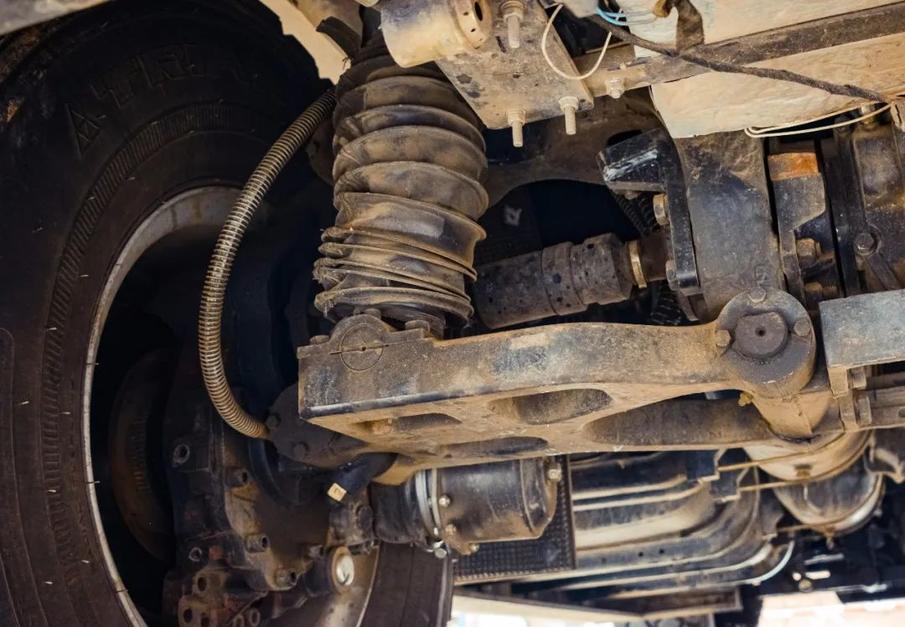 全时四驱三把锁,军工底盘,国产重型越野房车乾山h6700上市发布