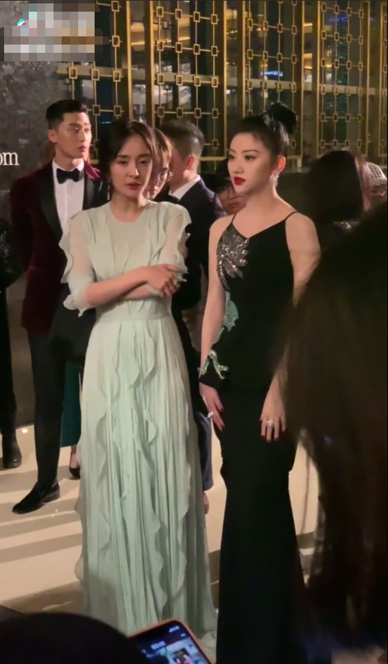 景甜和身材顶好的大幂幂同框竟然还能抢尽风头?