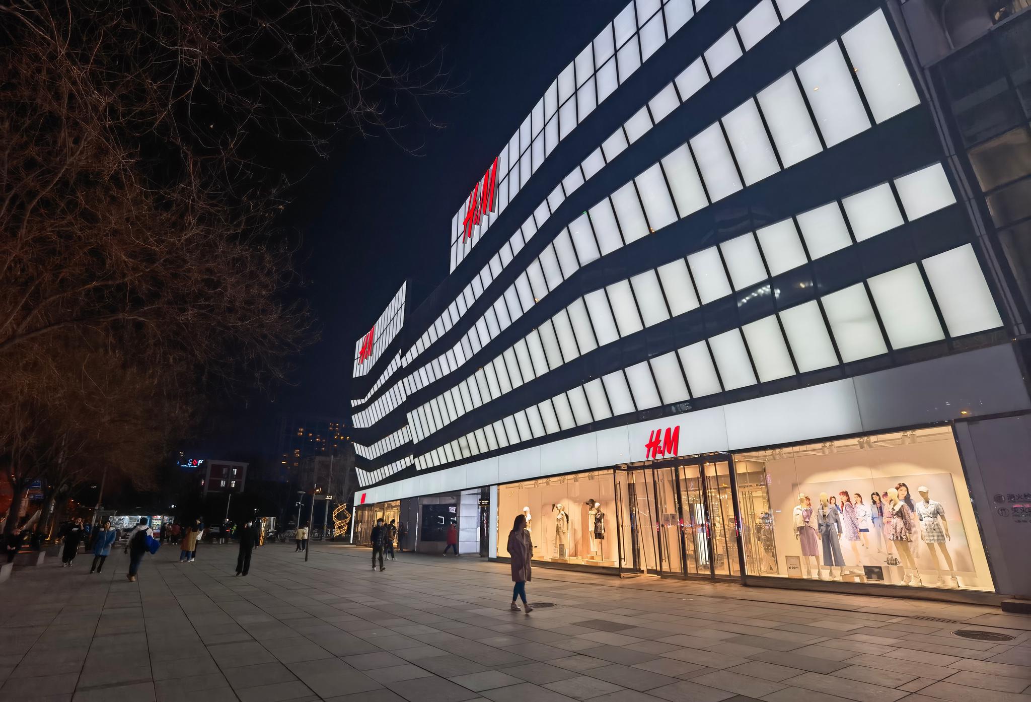 探访北京h&m实体店,这家店连临街大门都关了,隔壁店店员说.