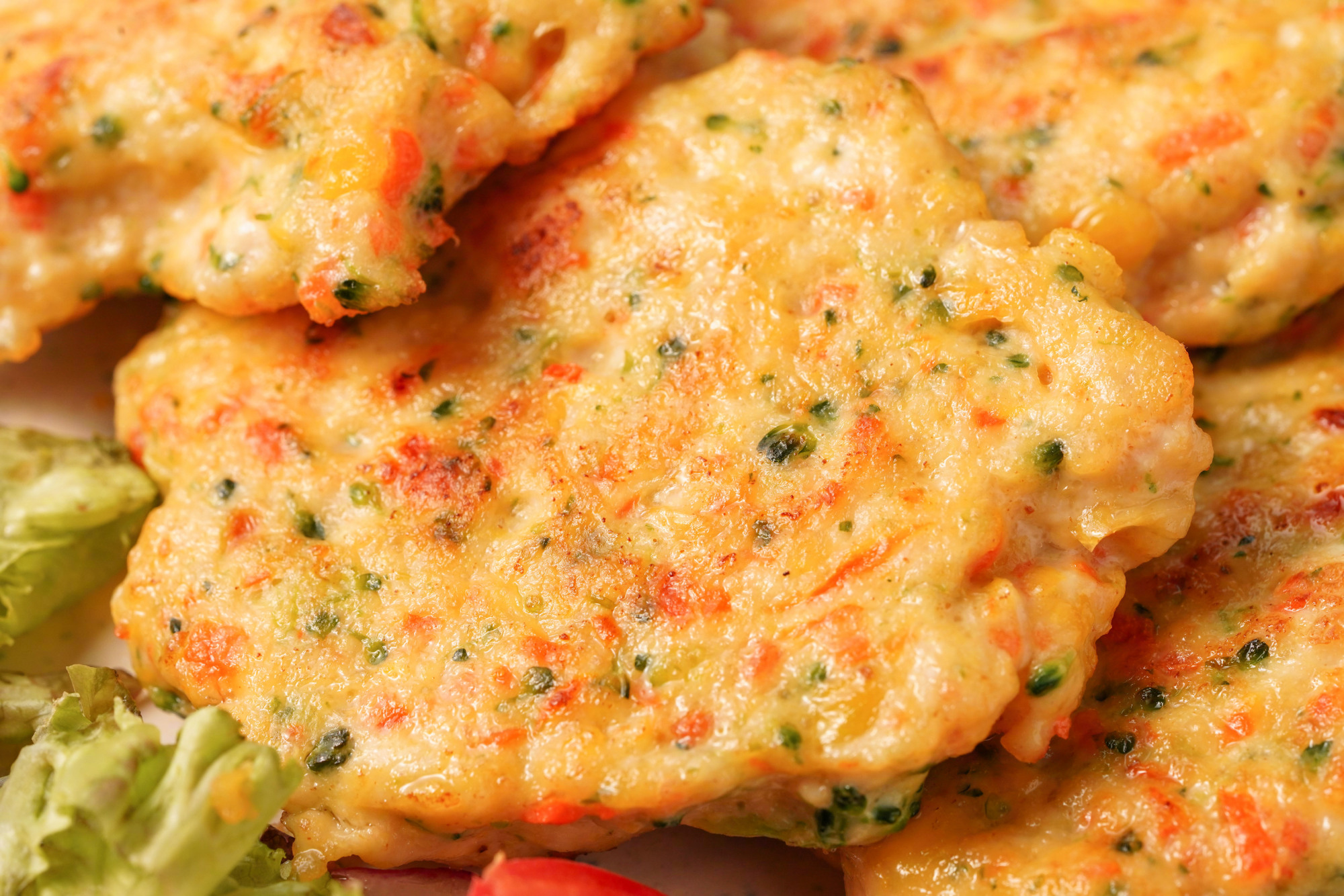 蔬菜鸡肉饼,咬一口有肉又有蔬菜,外脆里软,趁热吃非常香