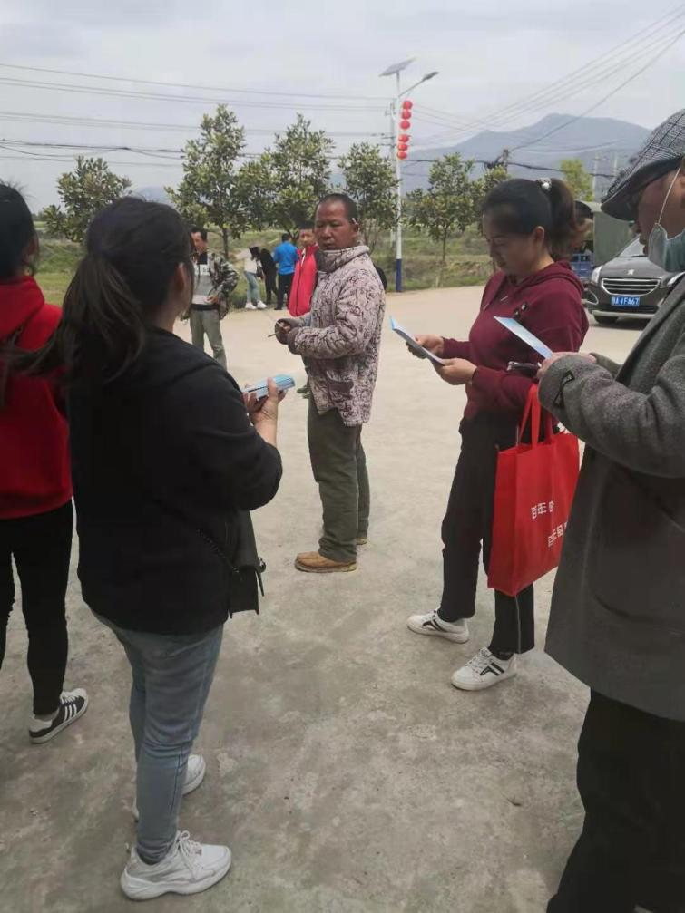 阳新新闻县人社局开展城乡居民养老保险政策下乡宣传活动