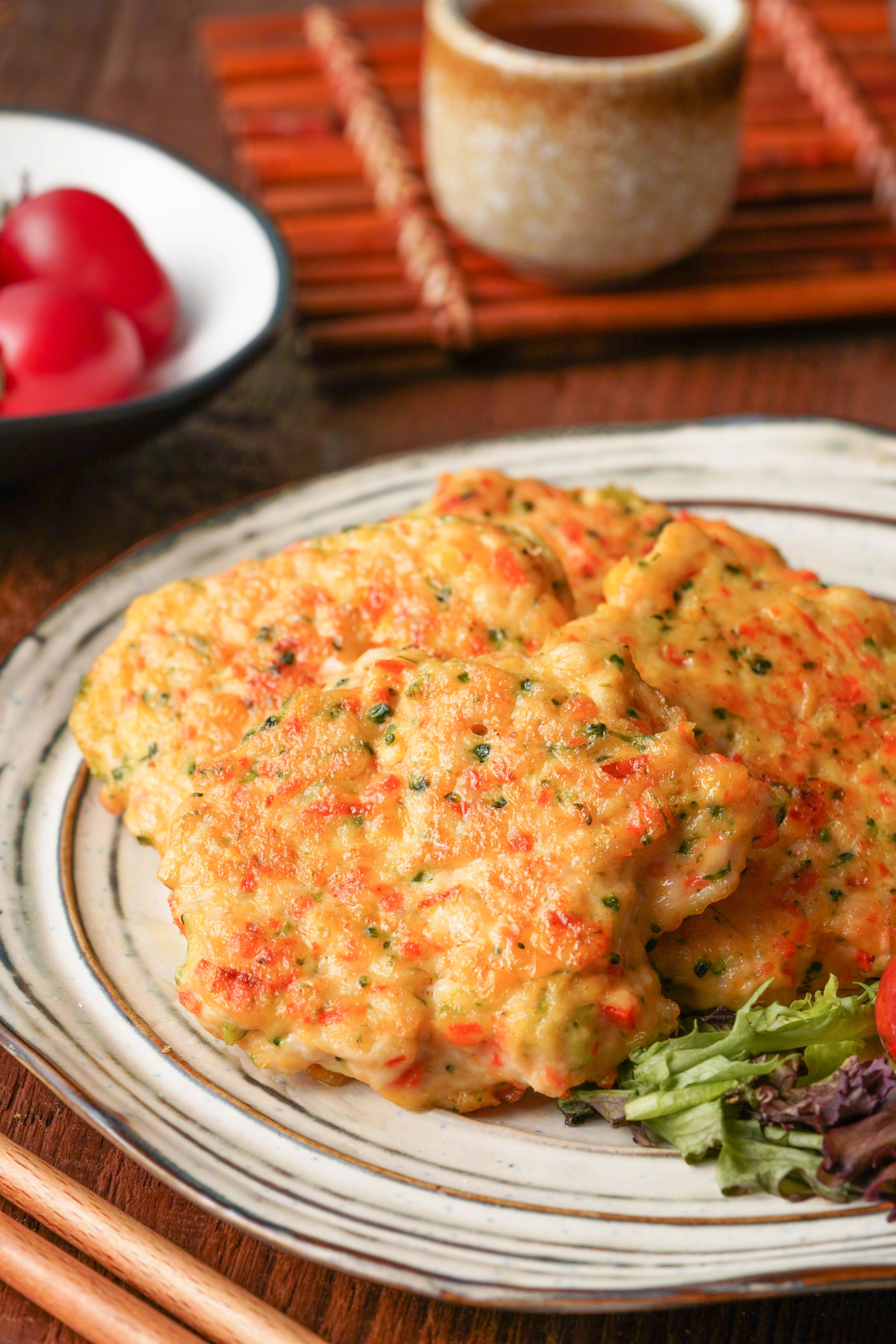 蔬菜鸡肉饼,咬一口有肉又有蔬菜,外脆里软,趁热吃非常香