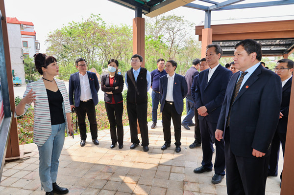 在粤西分院考察光伏阳光亭签约仪式结束后,麦均洪,王力军,赵文广等