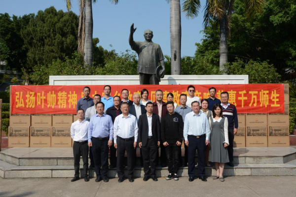 叶新福,夏霓霓为家乡捐赠智能教学音响设备513套