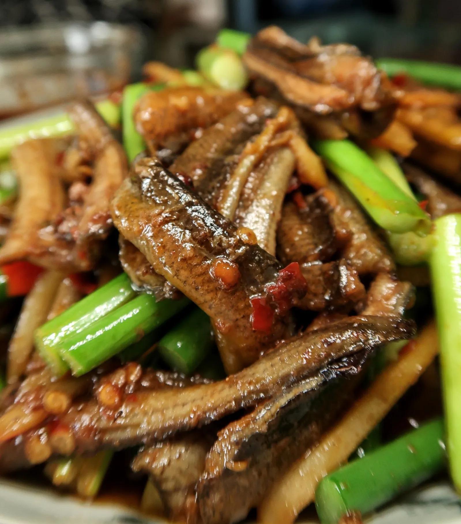 鳝鱼咋个做哦用蒜子红烧你随便拿蒜薹炒一下就要得了