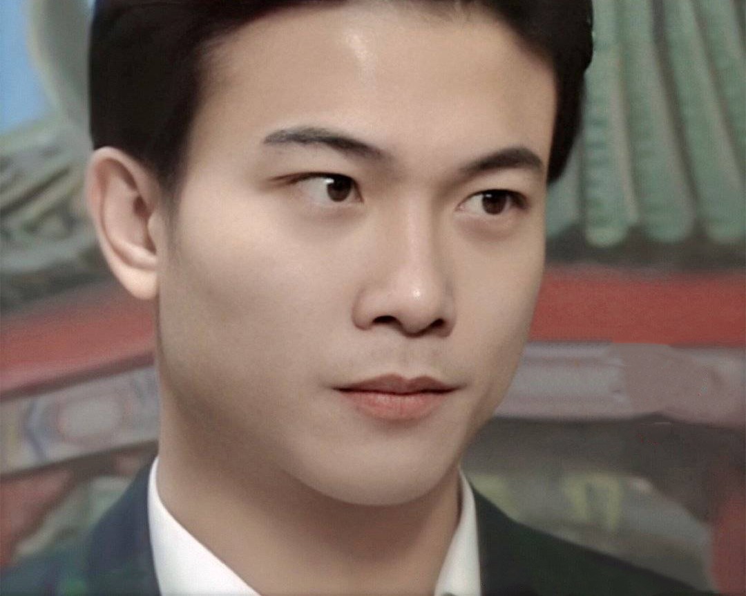 而钱小豪所饰演的绿袍呢,他是个腹黑聪明,任性妄为且野心勃勃的魔教三