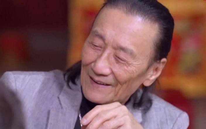 谢贤曾经也说过,自己在年轻的时候遇到过一个大师,说他如果戴眼镜能