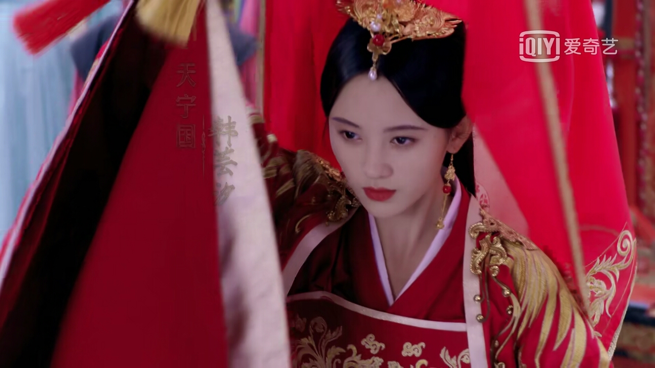 女星古装凤冠霞帔掀盖头瞬间,你被谁的美貌惊艳到!