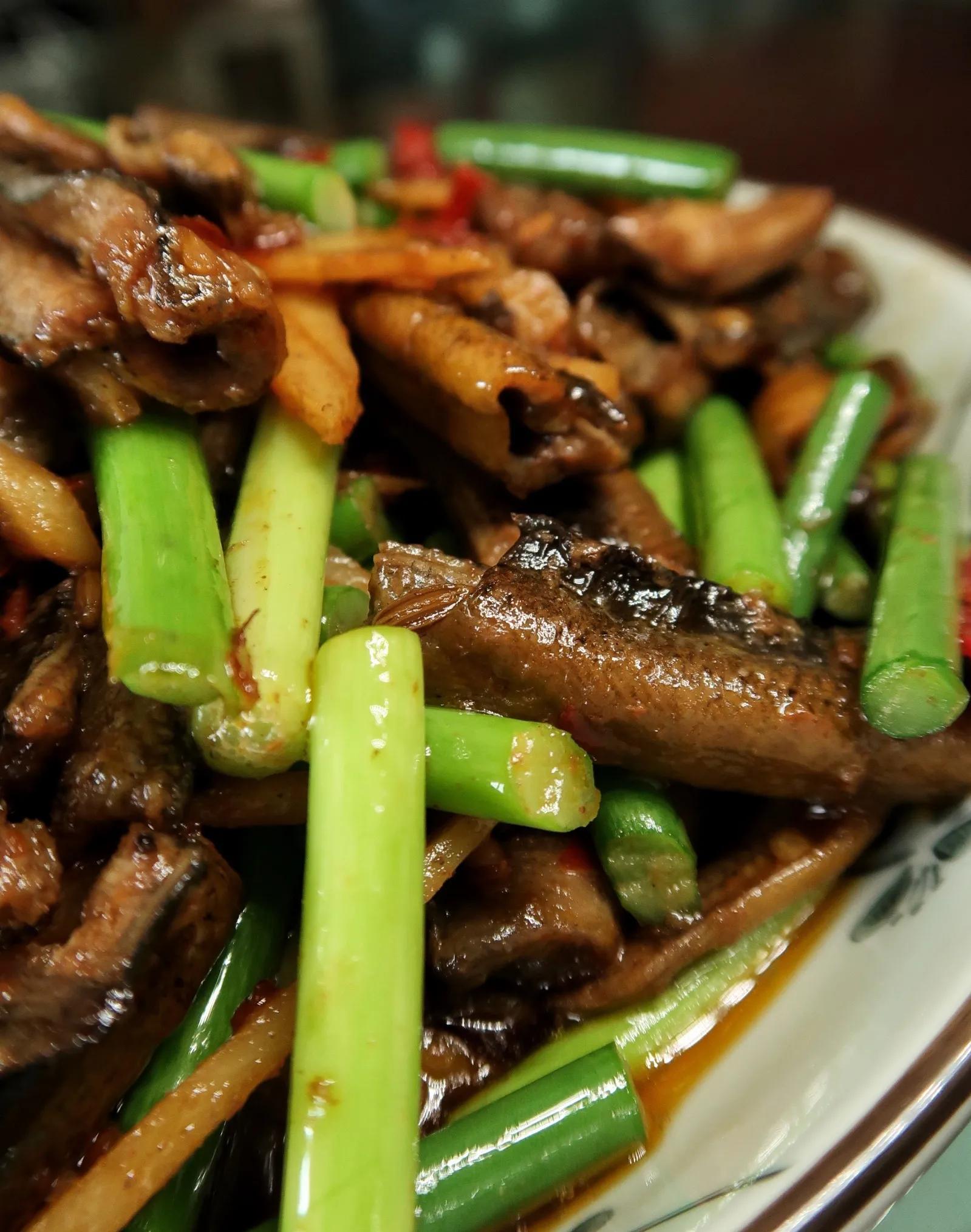 鳝鱼咋个做哦用蒜子红烧你随便拿蒜薹炒一下就要得了