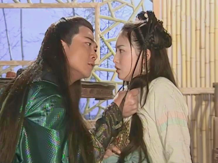 配角恋情亮眼过主角恋情,绿袍x余英男相爱相杀令人难忘