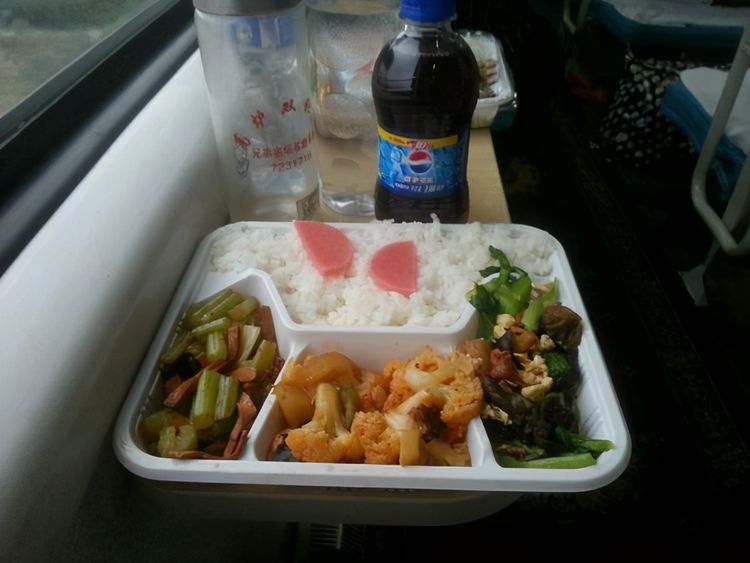 一列火车有上千乘客为什么几十份盒饭都卖不出去