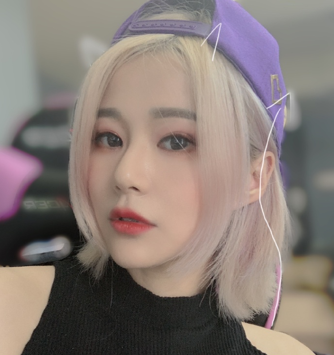 昔日lpl花旦苏小妍晒自拍,粉丝:这就是微笑一直单身的理由?