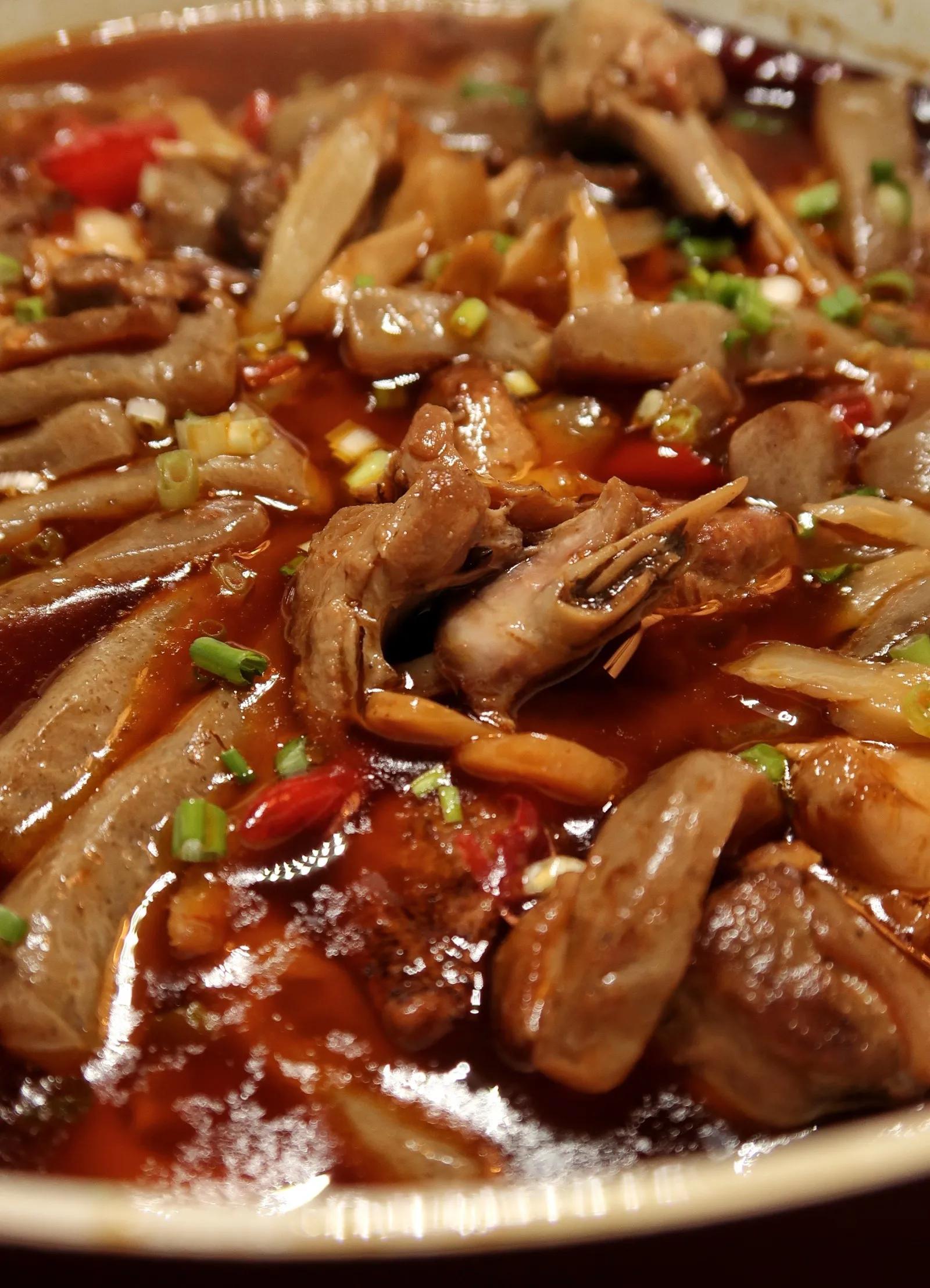 烧一锅魔芋鸭子来吃,蒜瓣和鸭肉都耙得很了,一抿脱骨,一抿消融