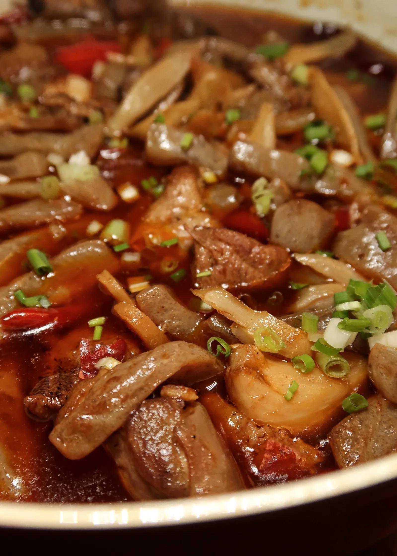 烧一锅魔芋鸭子来吃,蒜瓣和鸭肉都耙得很了,一抿脱骨,一抿消融