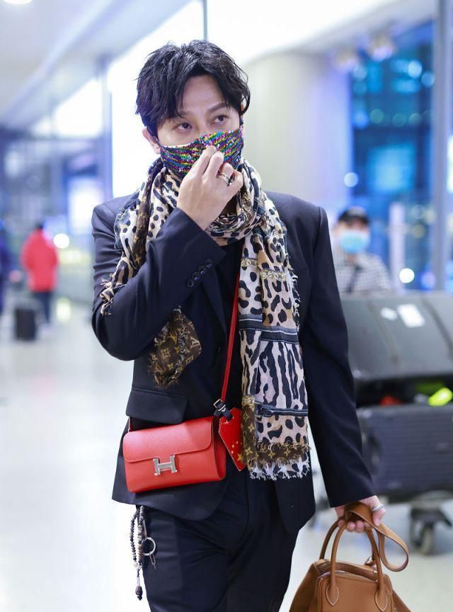 不得已才选择了那样的造型,而现在离开了之前的公司的陈志朋的穿搭