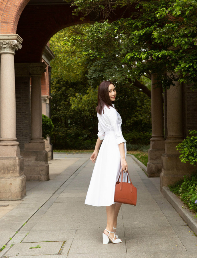 胡静凭浪姐成功翻红穿衬衫裙别墅外街拍举止优雅真有阔太范