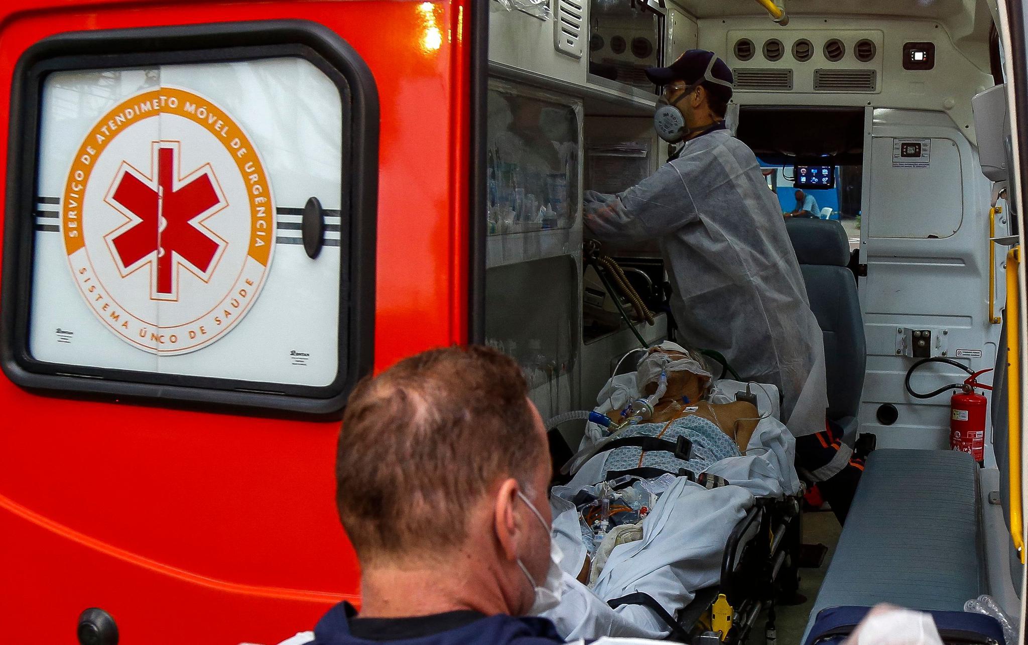 3月26日,一名新冠患者乘救护车到达巴西圣安德烈一处体育馆改造成的