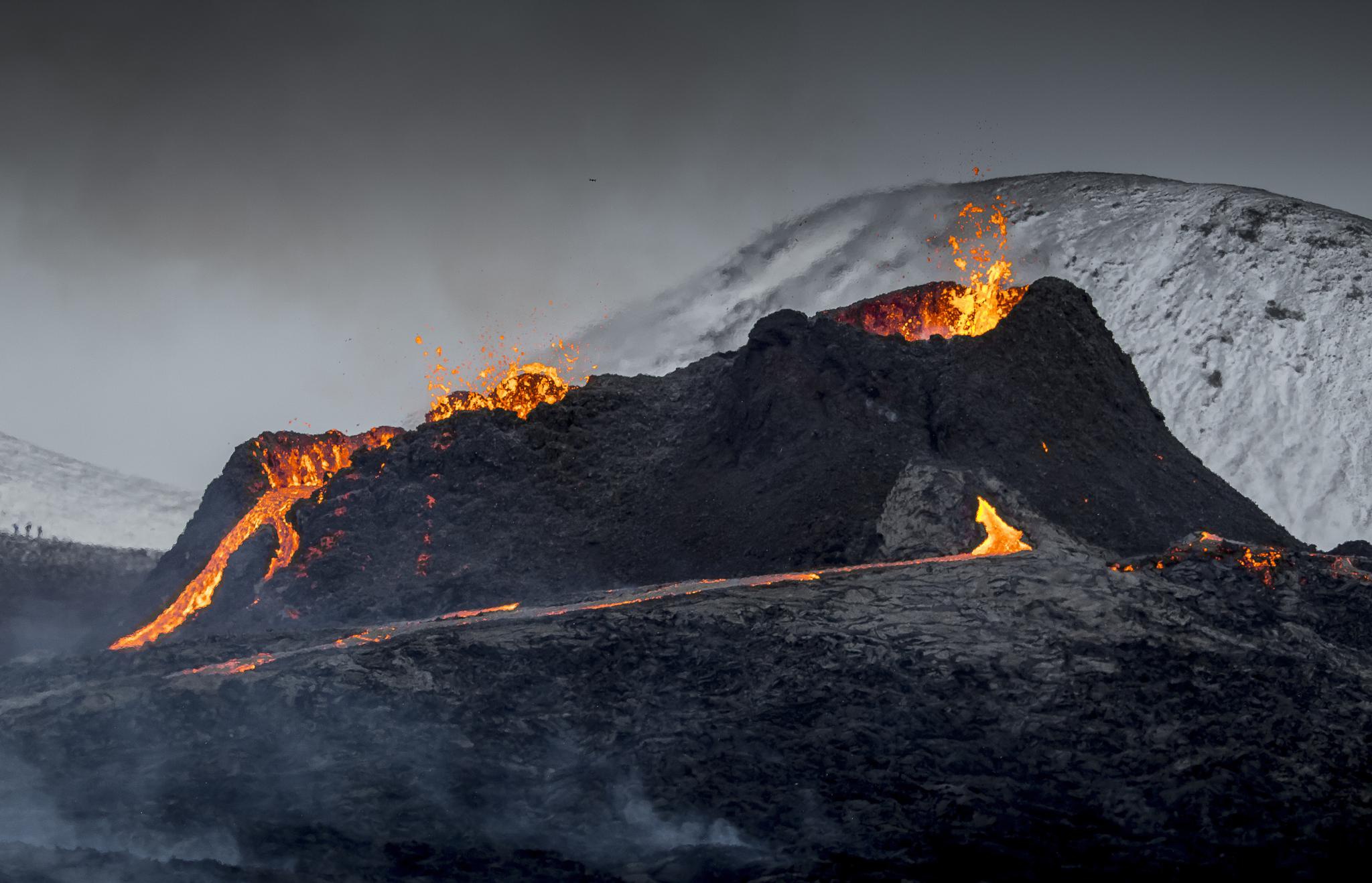冰岛火山持续喷发