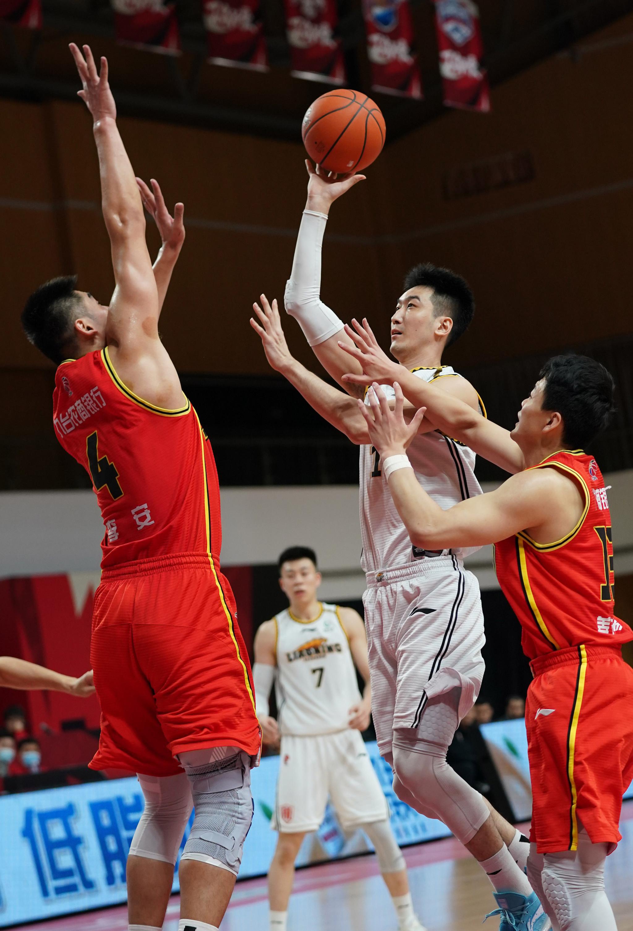 辽宁队球员刘志轩(右二)在比赛中投篮.新华社记者孟永民摄