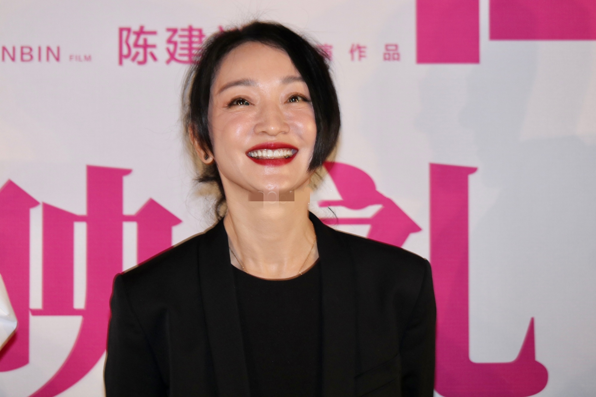 周迅现身首映礼生图眼袋夸张皱纹抢镜窦靖童化淡妆太像王菲