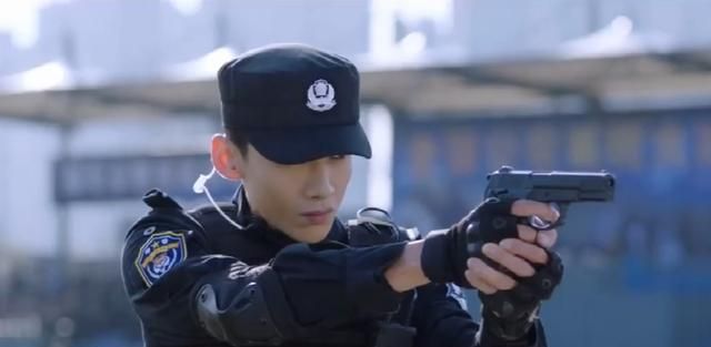 队友们分别给庄队,邢队加油,邢克垒跑到预定位置,举枪射击,他之前由于