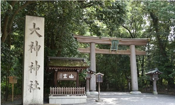 在日本最古老的奈良“大神神社”充电用可爱的兔子祈求姻缘休闲区蓝鸢梦想 - Www.slyday.coM