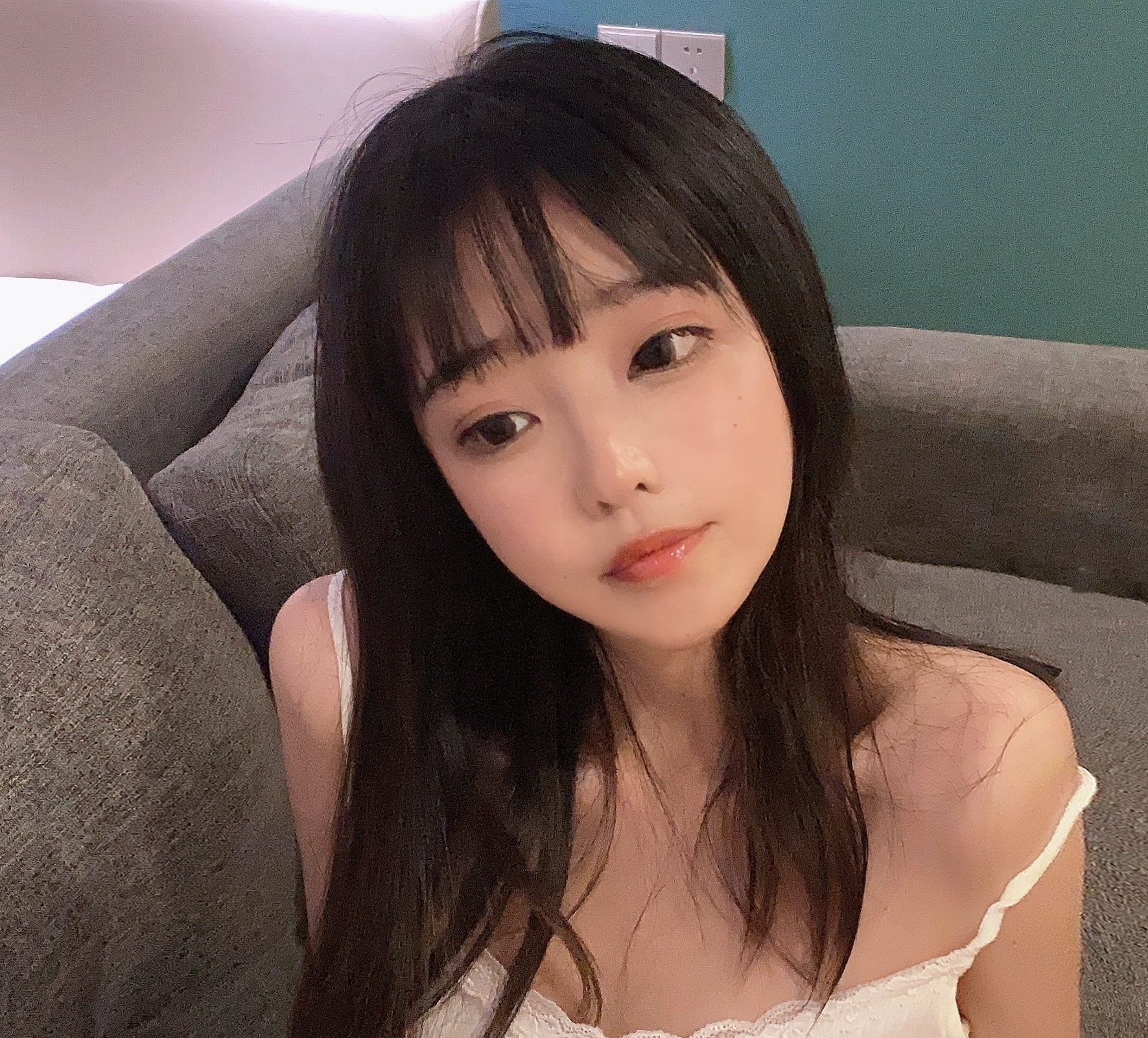 小娇妻郝一点真实身材曝光又矮腿又粗只比行李箱高一点