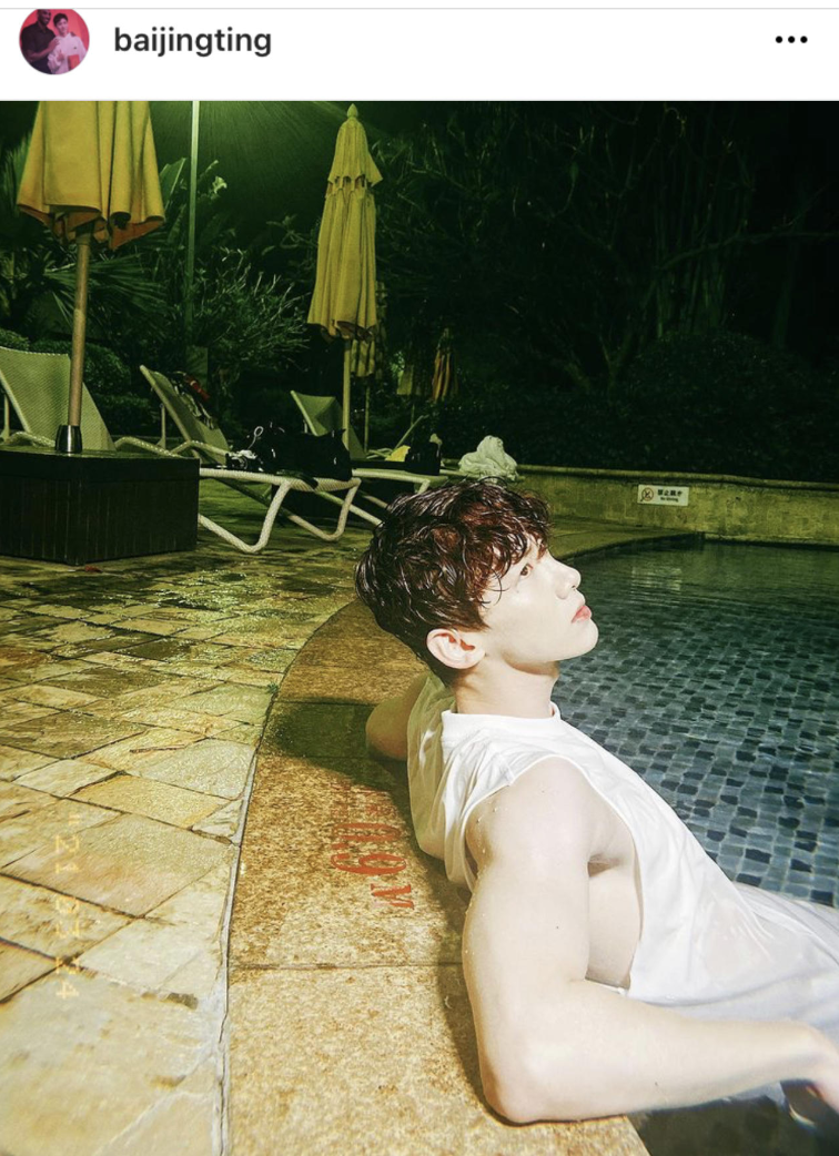 白敬亭也分享了最近的生活状态,他在ins晒了游泳照,照片中白敬亭半躺