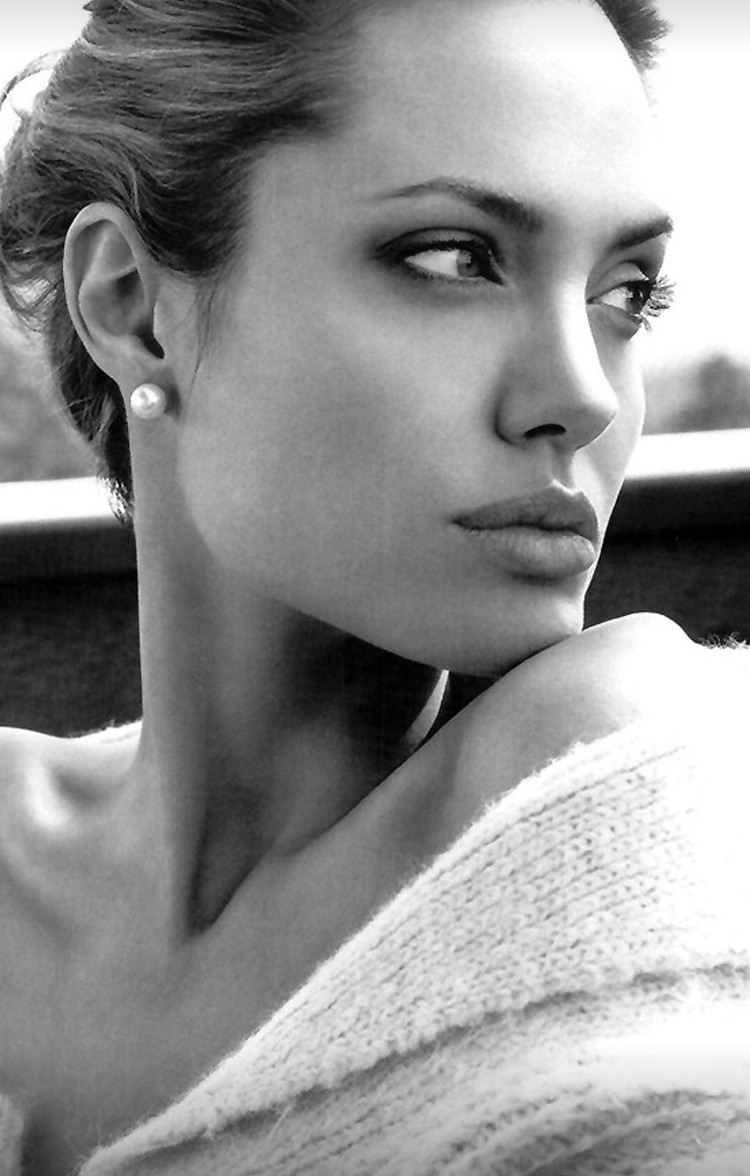 45岁朱莉还是这么美!穿风衣身材高挑,网友:女神就是女神