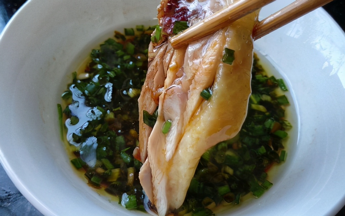 广东白切鸡不要直接下水煮这么才是正确的做法肉质很鲜嫩