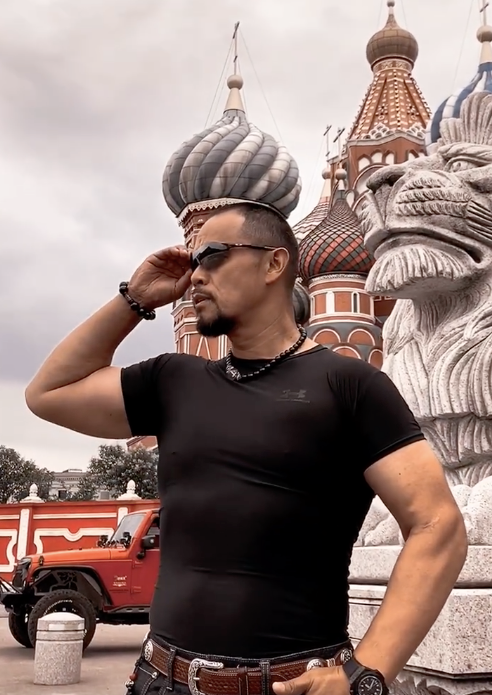 时至今日,晋松仍然坚持健身,从晋松日常晒出的视频来看,肌肉轮廓分明.