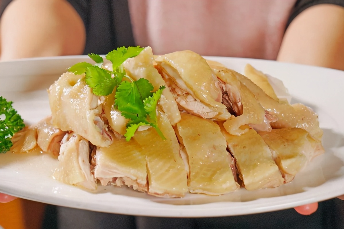 广东白切鸡不要直接下水煮这么才是正确的做法肉质很鲜嫩